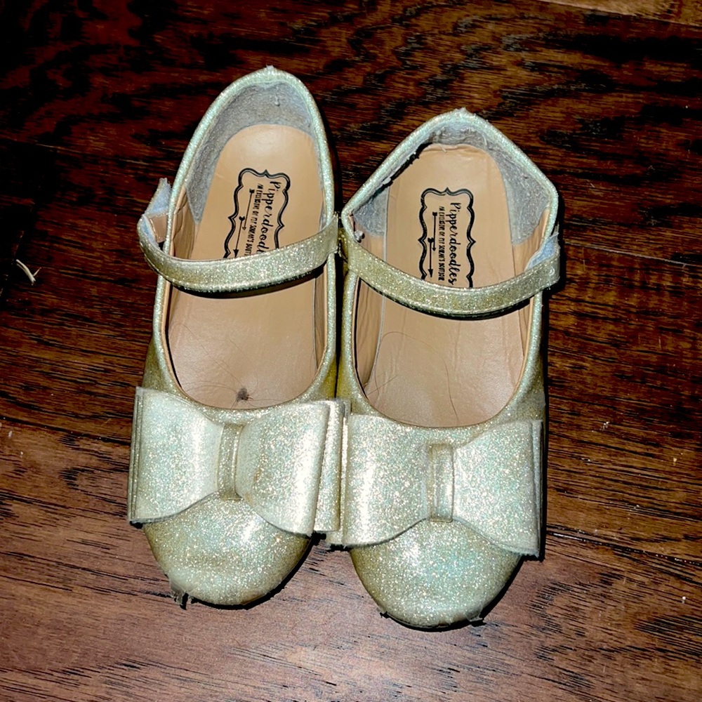 Gold Pipperdoodles bow shoes